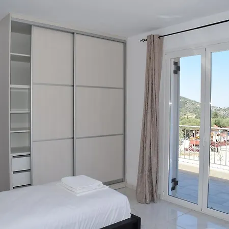 Black & White 公寓